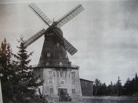 Endre kvarn med maskinflygel och stall.